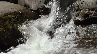 水在岩石中流动奔腾视频的预览图